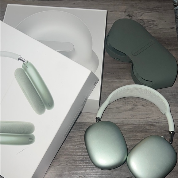 Apple Other - Apple Airpods Max in Green